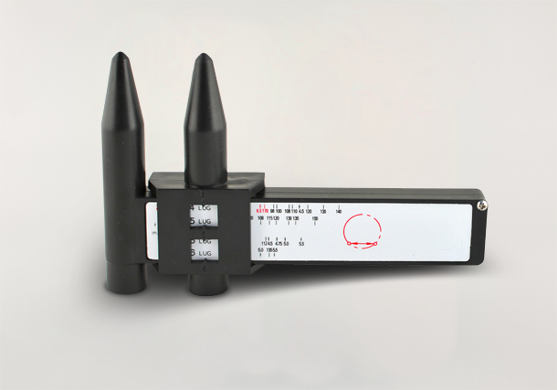 Bracket for measuring the distance between studs